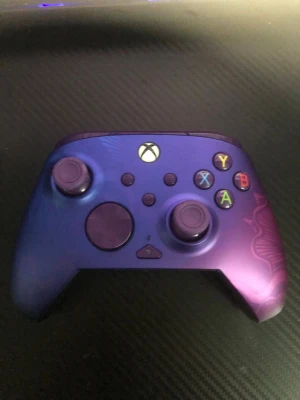 Lila Turtle Beach handkontroll Xbox - Snygg Turtle Beach handkontroll till Xbox i lila och svart med cool gradient och färgglada knappar. Ergonomisk form med greppvänliga handtag och extra knappar på baksidan. Tillverkad i plast och designad för gaming med stil.