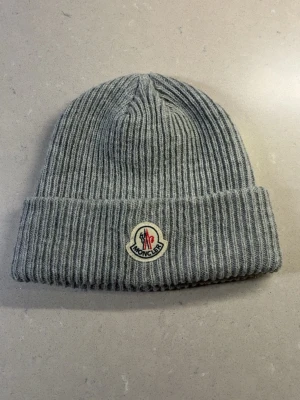 Moncler mössa  - En härlig moncler mössa nu för dom kylliga dagarna helt nytt skick aldrig använd o skicka in gärna prisförslag! 