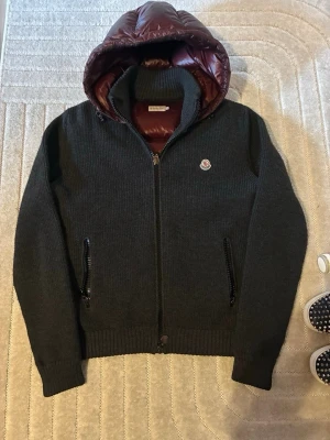 Moncler cardigan rare - Sjukt ovanlig! Enda i Sverige med den! Skriv vid frågor! Bara seriösa köpare och bud tack! Intressekoll! L sitter som M 