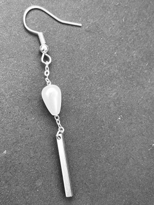 By prisförslag- 1 st Silvrigt örhänge med pärldetalj och stav - Unikt örhänge i silverfärgad metall med en droppformad vit pärla och en avlång, rektangulär stav som hänge. Snygg minimalistisk design som ger en modern touch till din stil. Perfekt för dig som gillar statement-smycken med enkel känsla.