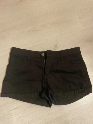 Svarta jeans shorts - Super snygga jeans shorts från HM i storlek 38 men skulle säga de passar S, inga skador! Skriv för fler bilder eller frågor