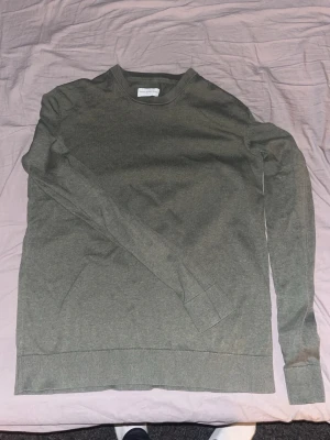 Mörk grön tröja från THESE GLORY DAYS - En stilren mörk grön tröja från THESE GLORY DAYS i mjukt bomullsmaterial.  Använd endast ett fåtal gånger.               Inga defekter. 