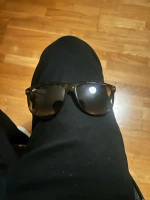 Ray-ban’s  - Snygga Ray-Ban Wayfarer solglasögon med klassisk brunmelerad båge och mörka glas. Ikonisk modell som ger en cool vibe och passar till de flesta outfits. Ray-Ban-loggan syns tydligt på sidan av bågen.