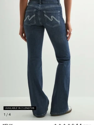 Nelly bootcut stitch jeans - Säljer mina ljusblåa nelly jeans i storlek 32 short då jag knappt har använt de, max 2-3 ggr och byxorna är helt i nyskick. Köpta för 699🤍