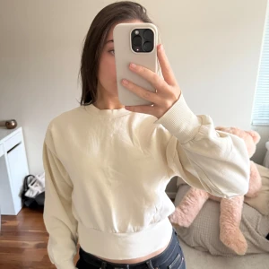 Beige oversized sweatshirt - Säljer en beige oversized sweatshirt med breda muddar vid ärmslut och midja. Tröjan har rund halsringning och en clean, minimalistisk look utan tryck eller logga. Perfekt för en chill och avslappnad stil.