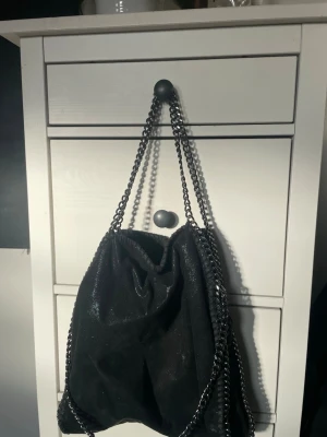 Svart axelväska med kedjedetaljer - En snygg medelstor väska perfekt att få plats med lite saker i💗 pris kan diskuteras 