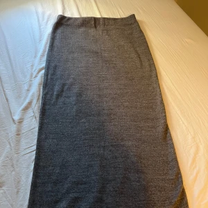 Grå långkjol från Zara - Jättefin grå långkjol ifrån Zara Stolek S❤️