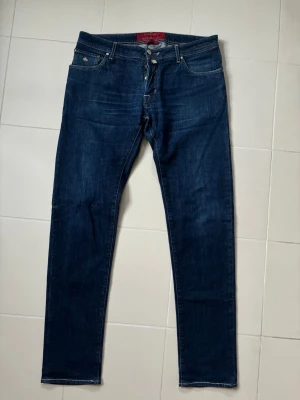 Jacob Cohen jeans w38 - Sjukt snygga populär marinblå jeans av högsta kvalite från Jacob Cohen i storlek w38 (midjemått på 96 cm). Galet snygga på och inga hål eller fläckar i utmärkt skick!