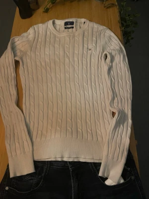 Vit Gant Cableknitt tröja - Säljer min vita ganttröja som är riktigt najs. | det är en liten fläck på ärmen samt ett väldigt litet hål | storlek xs men passar även S | skriv vid frågor 🙌
