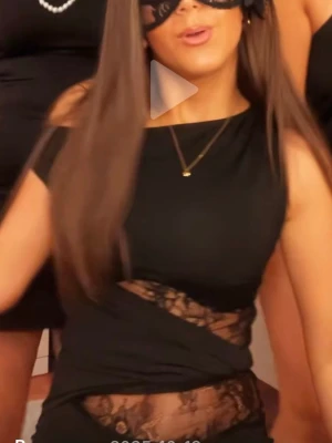 Svart omlottklänning med spetsdetaljer - Snygg svart miniklänning med omlott-design och transparenta spetsdetaljer över midjan. Klänningen har en oneshoulder-skärning och tight passform som framhäver figuren. Perfekt för dig som vill sticka ut med en trendig look.