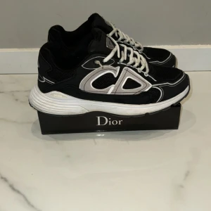 Säljer ett bra b30 str 43 - Säljer ett par svarta b30 skor skorna är båda bra skick och mycket bra skick den har ba en liten skada som ni ser i bilden men de förstör inte skornas utseende 