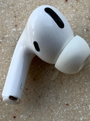 Apple AirPods Pro vänster hörlur (A2084) - Säljer en Apple AirPods Pro (gen 1) vänster hörlur med silikonplugg. Säljer pga köpte fel modell. Äkta. 