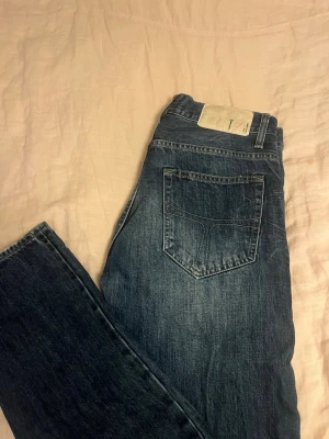 Tiger of Sweden jeans  - Skit snygga jeans från tiger of Sweden. Jätte fint skick utan defekter. Storlek 30-34, sitter litet i midjan o nertill fötterna!