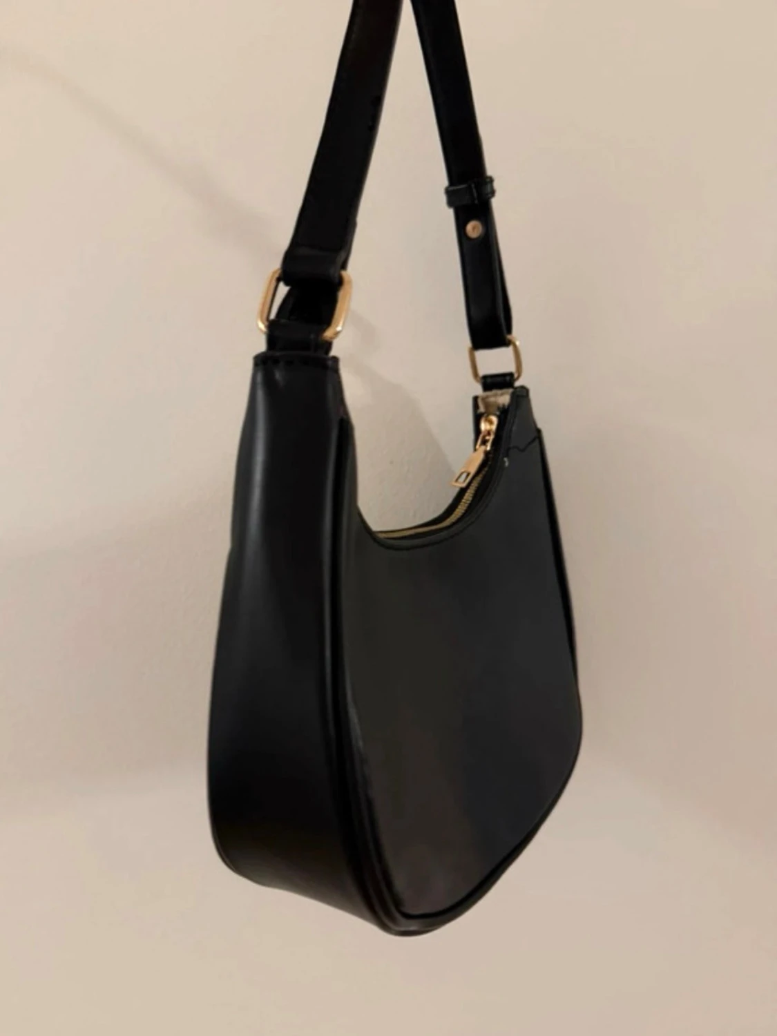 Svart axelremsväska i skinnimitation - 2