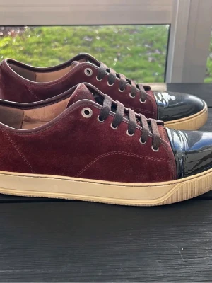 Lanvins - Snygga vinröda sneakers i mocka från Lanvin. Perfekt för dig som vill ha en stilren och trendig look.