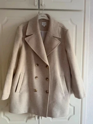 Perfekt jacka från Kappahl 🫶🏽 - Perfekt elegant jacka i mellanlång modell för höst, vinter och vår 🌸🍂❄️ I helt nyskick 🎀