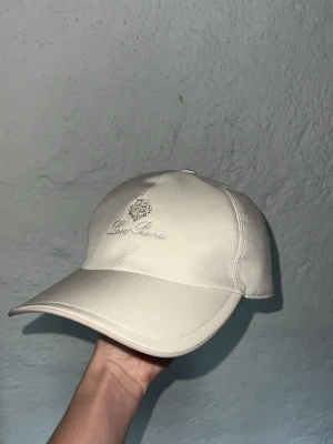 Loro Piana Storm System Keps -  Stolek M Sprillans ny, bara testad. Dock för liten så säljer den. Nypris ligger på ca 390$ ≈ 4000 sek Perfekt för varmare väder 