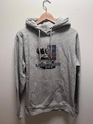 Grå le wear hoodie  - Snygg grå hoodie med stilrent tryck på. Skönt mjukt bomulls material. Finns i storlek s,m och l för endast 349. 