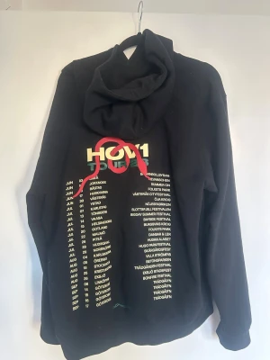 Hov1 Hoodie 2023 - Hov1 hoodie från turnén 2023.