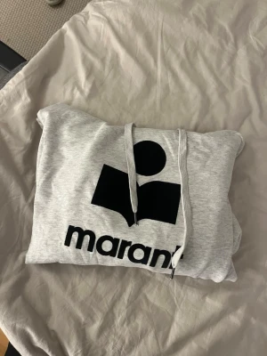 Grå Marant hoodie  - Jag säljer denna hoodien från Isabel Marant.  Kvitto finns, hör gräna av er om ni undrar något!💗