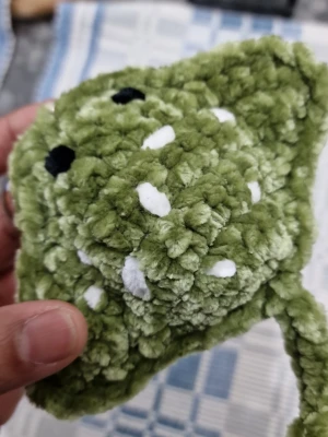 Grön mjukisrocka nyckelring - Söt nyckelring formad som en rocka i mjuk, grön plysch med vita prickar och svarta ögon. Perfekt att hänga på väskan eller nyckelknippan för en personlig touch. Nyckelringen har en metallkedja och ring för enkel fastsättning.