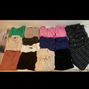 Klädpaket  - Säljer ett paket med olika kläder i flera färger och modeller. Perfekt för dig som vill uppdatera garderoben!