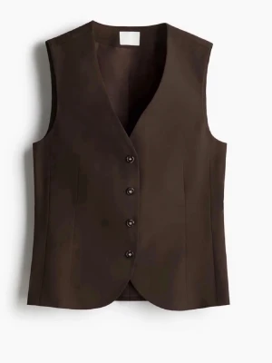 Brun väst med knappar - Stilren brun väst med v-ringning och fem knappar framtill. Västen är från H&M. Aldrig använd 