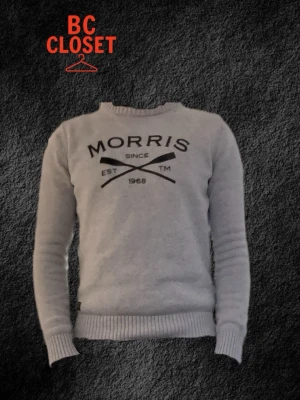 Grå stickad tröja från Morris - Snygg grå stickad tröja från Morris i storlek XS. Priset är diskuterbart, detta låga startpris pga en liten svart fläck på bakre sida arm. Den är nästan osynlig och märks inte vid användning, samt har aldrig ens blivit påpekad! Skriv för frågor och funderingar