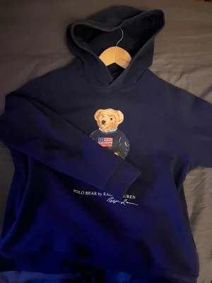 Polo Bear Hoodie - Hoodie ifrån Ralph Lauren, notera ✍️ G/L (14/16) alltså en junior hoodie, sitter som en herr S typ.