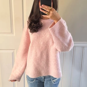 rosa stickad tröja 💕 - mjuk och stilren rosa tröja. tröjan har en rak passform med lätt oversize. skön kvalité och passar perfekt till vardag men även mer uppklädda tillfällen 💓