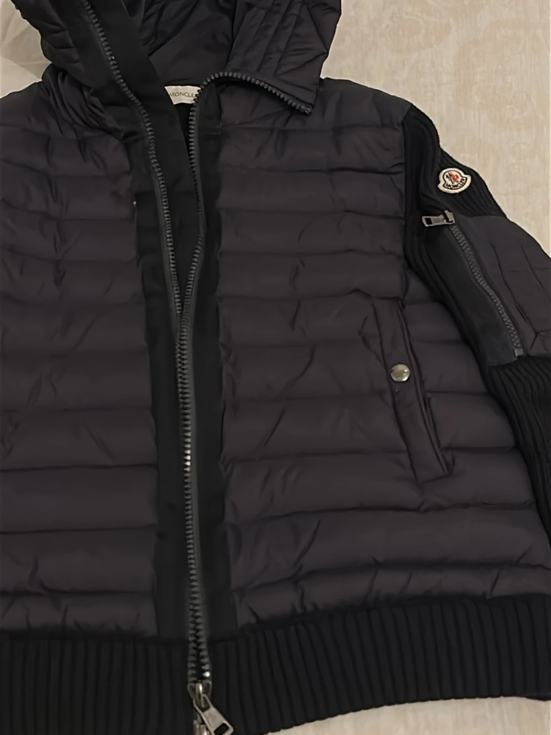 Svart dunjacka med huva från Moncler - 1