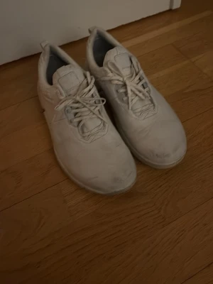 Vita sneakers med meshdetaljer - Ett par golf skor från Ecco jätte skönt golfskor