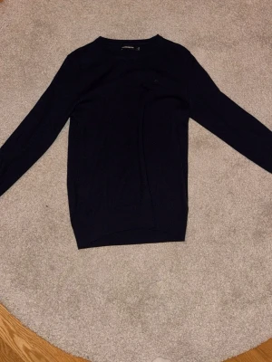 Mörkblå stickad tröja J.Lindeberg - Snygg mörkblå stickad tröja från J.Lindeberg 