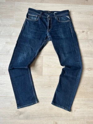 Blåa Selvedge Replay Grover Jeans - Fina Selvedge Replay Jeans i mörkblå färg. Jeansen är i mycket bra skick och sparsamt använda. |  Äkta som allt annat jag säljer! ✅|  Storlek: W33 L32 | Skick: Mycket Bra Skick  | Färg: Blå | Märke: Replay | Modell: Jeans |  Hör gärna av dig vid frågor så svarar jag så fort jag kan! 😁|   SKU - 7