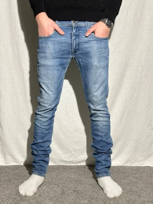 Replay jeans - Säljer ett par ljusblå Replay jeans. Dem är storlek W31 L32. Sitter som en smäck! Hör av er vid frågor! Mvh