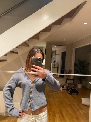 Zara topp - Skit snygg med guld knappar 