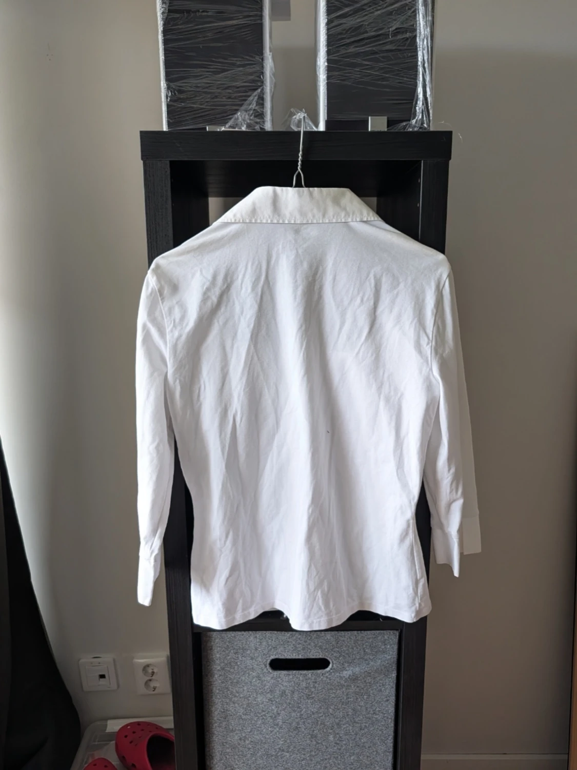 Vit skjorta med svart blommigt mönster - 1