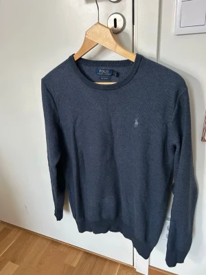 Mörkblå stickad tröja Polo Ralph Lauren - • 100% äkta.                                                                            • är öppen för prisförslag🤑.                                           • ordinarie pris ca 1200kr.                                                     • ställ frågor ifall ni är tveksamma🤔.