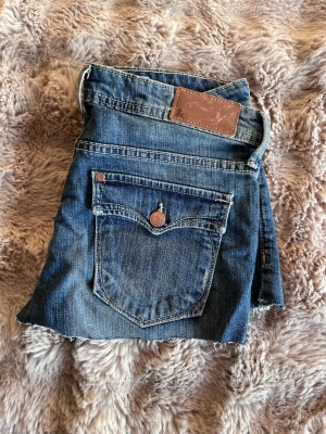 Jeansshorts - Skit snygga. Kanterna som där nere är inte så fint då jag har klippt för en snyggare look. Men brukar vika upp botten så det ser bättre ut, annars kan man lösa på andra sätt också. Jag har använt bara fåtal gånger då det var slutet av sommaren jag fick dessa. Ingen aning märke eller storlek egentligen men passar mig som är storlek s/34/36.  