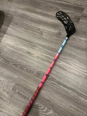 Salming innebandy klubba (Left) - Klubban är i bra skick några skrapmärken  den är left och 92 cm