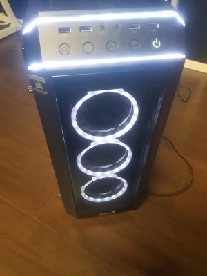 Stationär gamingdator med RGB-belysning - Säljer en stationär dator med svart chassi, glasfront och tre stora RGB-fläktar. Frontpanelen har USB-portar och belysning. Inuti syns komponenter från Corsair, ASUS ROG och Gigabyte. Perfekt för gaming eller kreativa projekt. Står allt i den och gpu är 3080 den funkar perfekt helt ny oanvänd Windows 11