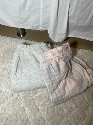 Två mjukisbyxor 🖤 - Två mjukisbyxor 🖤 Säljer två mjukisbyxor i storlek S: – Rutiga pyjamasbyxor från Cubus med mudd vid fötterna. – Mjukisbyxor från Gina Tricot med mudd vid fotleden. Har en liten defekt på knäet. Perfekta för mys och vardag! Pris kan diskuteras och jag postar oftast snabbt 📦 Skriv gärna om du vill köpa enstaka eller vill ha fler bilder. 