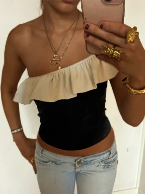 Svartvit one shoulder topp - Såå snygg svartvit one shoulder topp perfekt på fest! Jag är 168 och det är mina bilder, köp via köp nu direkt eller Swish, kvar tills markerad som såld 💖 