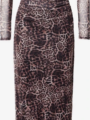 Leopardmönstrad långklänning Stories - Snygg långklänning från  Stories point med leopardmönster i bruna och svarta toner. Klänningen har lång ärm och figurnära passform, tillverkad i ett tunt, stretchigt material som ger en cool och trendig look.