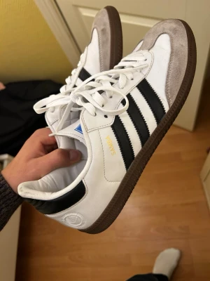 adidas samba  - Hej säljer mina adidas samba eftersom dom aldrig riktigt passat mig. Riktigt fint skick på dem. Ser nästan helt nya ut passar till nästan allt. Kom med prisförslag oavsett hur litet! Snabba svar storlek 44. Nypris 1400kr