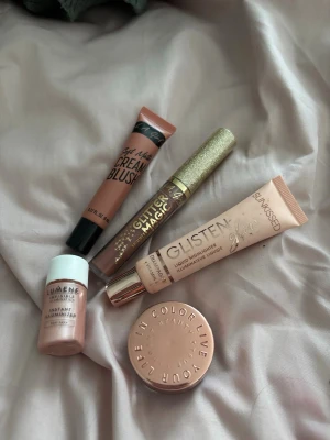 Glow-kit – oanvänd makeup för perfekt lyster - komplett glow-set med oanvänd makeup – perfekt för dig som älskar lyster, highlight och mjuka nyanser. • LA Girl Soft Matte Cream Blush – krämrouge som smälter in i huden  • LA Girl Glitter Magic Shimmer – skimrande gloss/ögonprodukt med magisk glitterfinish • Glissten Glow Liquid Highlighter (Champagne) – flytande highlighter med mjukt lyster • Lumene Invisible Illumination Instant Illuminizer – ger huden ett naturligt glow • Color Live Your Life Beauty - lip gloss, färgen nude pop. Bara öppnad