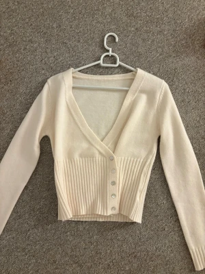 Crémevit kofta  - Säljer denna söta kofta som aldrig använts! Superfint skick och skönt material❣️