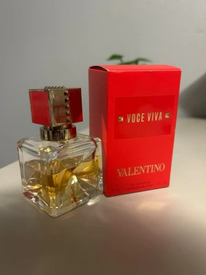 Valentino Voce Viva Eau de Parfum - Valentino Voce Viva Eau de Parfum – 30 ml Säljer min Valentino Voce Viva parfym (30 ml). En elegant och feminin doft med noter av apelsinblom, vanilj och jasmin. Mängd kvar: Endast använd några få gånger ca 20ml av 30ml kvar.  Förvarad mörkt och svalt           Originalförpackning medföljer, QR- kod finns på förpackningen.