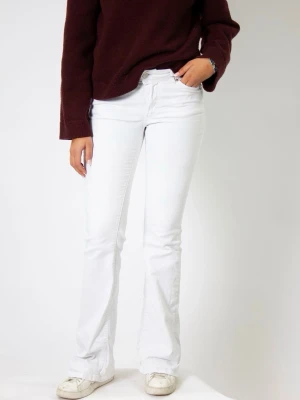 Vita bootcut jeans med spetsdetaljer - Säljer ett par vita bootcut jeans med snygga spetsdetaljer på bakfickorna. Jeansen har normal midja och klassisk femficksmodell. Perfekta för dig som vill ha en fräsch och trendig look med lite extra detaljer.