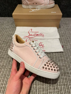 Christian Louboutin skor  - Hej, säljer nu dessa svin snygga Loubs skor. Skorna är i grymt skick! Begränsat antal boxar och dustbag. Hör av dig vid frågor. 